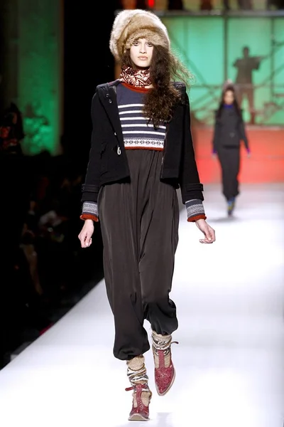 Look 16